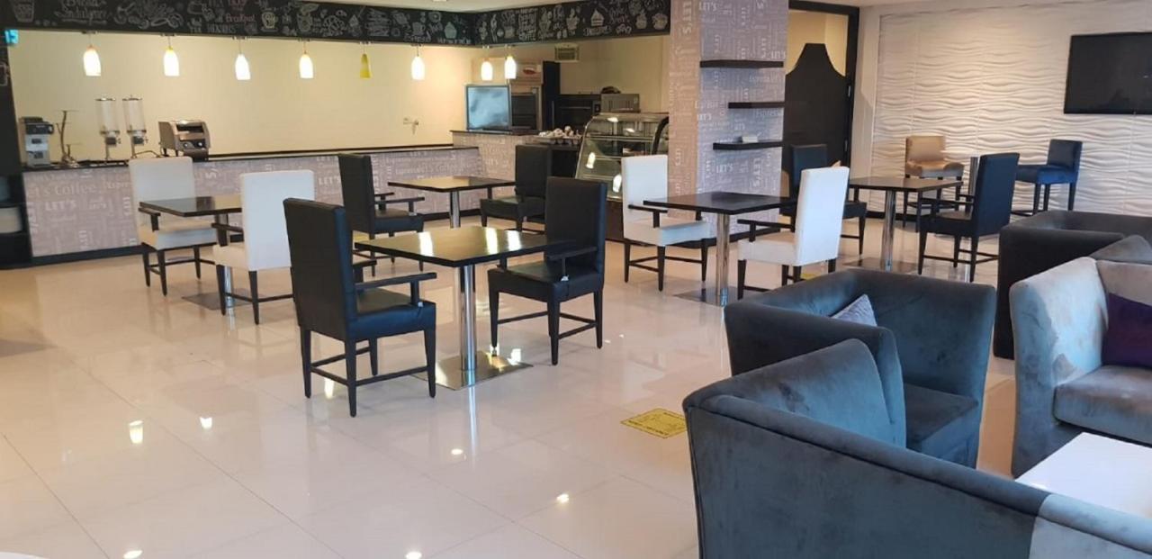 Tulip Hotel & Suites Манама Экстерьер фото